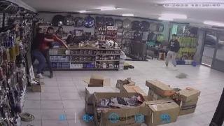 Baba ve oğlu iş yeri sahibine saldırıp bıçakladı! O anlar saniye saniye güvenlik kamerasına yansıdı 