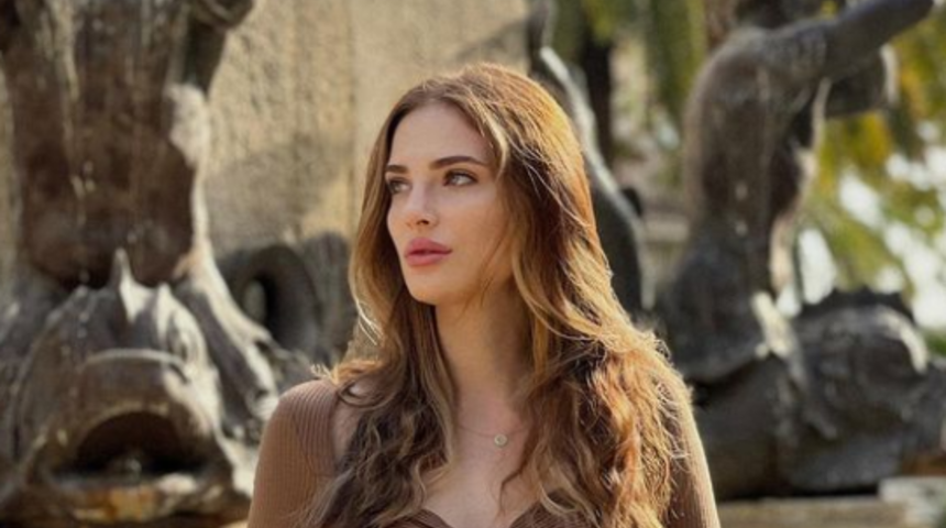 Sosyal medya fenomeni Reislin yaz tatilini bitiremedi! Siyah bikinisiyle çekildiği selfiesi hayranlarının beğenisini topladı