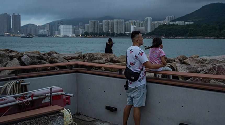 90 km hızla yaklaşıyor... O ülkede alarm! Okullarda eğitime ara verildi, onlarca uçak seferi iptal