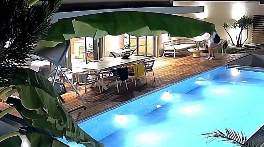 Evi boş sanıp girdi, neler yaptı neler! Ev sahibi duydukları sonrasında şikayet&ccedil;i olmadı