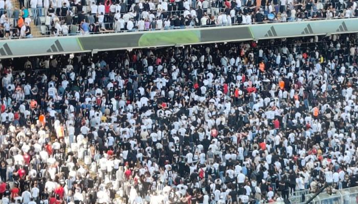 Beşiktaş taraftarından görülmemiş protesto! Maçın ilk düdüğünün ardından sırtlarını sahaya döndüler…Beşiktaş
