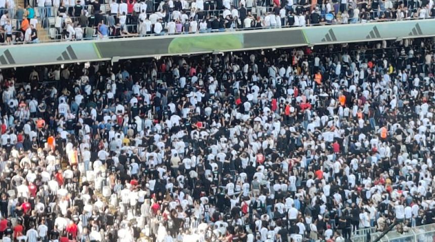 Beşiktaş taraftarından görülmemiş protesto! Maçın ilk düdüğünün ardından sırtlarını sahaya döndüler...