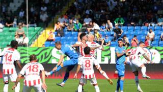 Samsunspor yine kazanamadı! Karadeniz derbisinde Rizespor 10 kişiyle kazandı