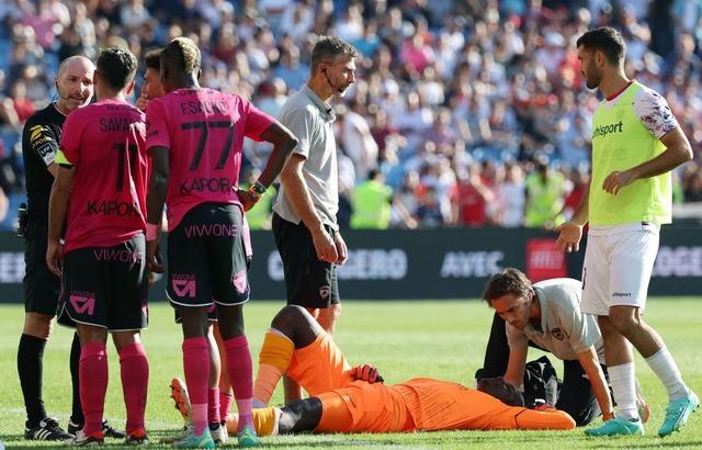 1200x768_clermont-ferrand-s-french-goalkeeper-99-mory-diaw-c-lies-on-the-ground-after-being-injured-by-a-firecracker-during-the-french-l1-football-match-between-montpellier-herault-sc-and-clermont-foot-63-at-stade-de-