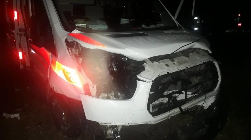 Sakarya'da ambulans ile otomobilin çarpışması sonucu 2 kişi yaralandı