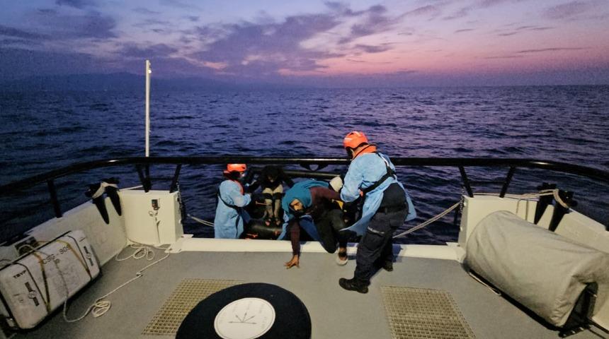 İzmir açıklarında geri itilen 66 düzensiz göçmen kurtarıldı