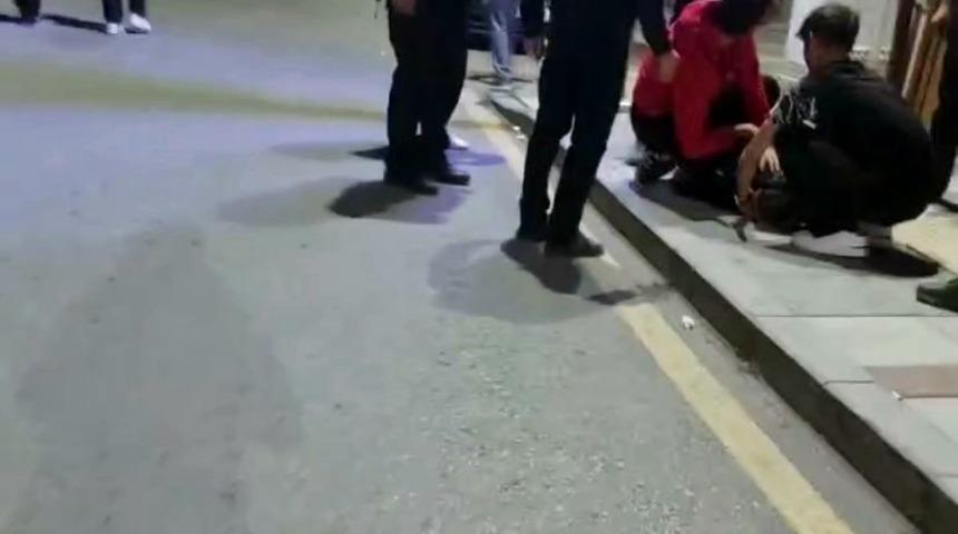 Gençlerin kavgasında kan aktı, bıçaklanan 3 kişi yaralandı