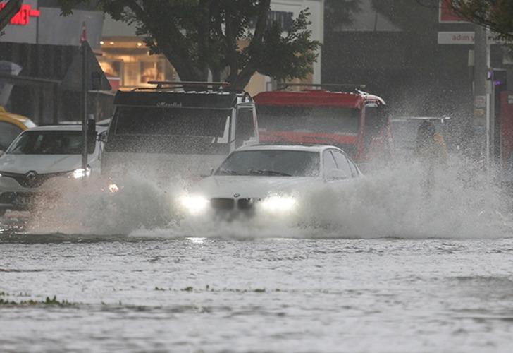 SON DAKİKA | Kuvvetli yağış ve rüzgar etkili olacak: Bu bölgelerde yaşayanlar dikkat! Meteoroloji'den sel uyarısı  
