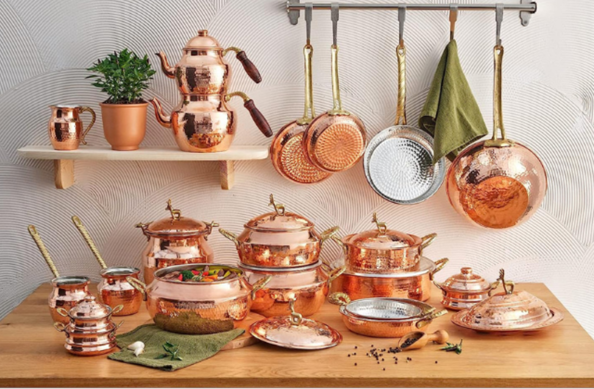 Pratik yemekleri daha sağlıklı hâle getiren en iyi bakır tavalar ve markaları