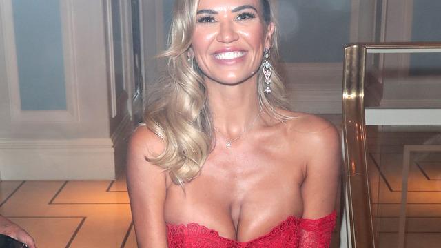 Christine McGuinness dekoltesini kontrol edemedi! Kaydıkça kaydı ve...