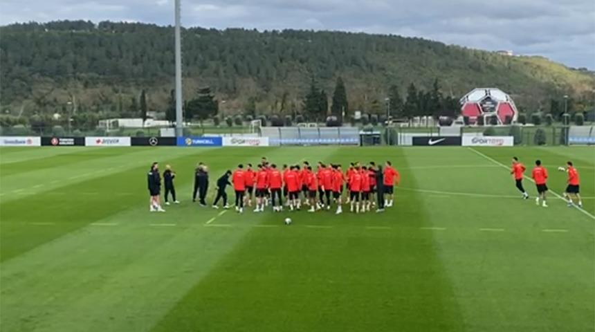 A Milli Takım'da Vincenzo Montella dönemi 'şen şakrak' başladı! Oyuncular, teknik direktörü araya aldı ve...