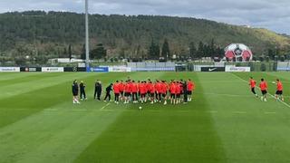 A Milli Takım'da Vincenzo Montella dönemi 'şen şakrak' başladı! Oyuncular, teknik direktörü araya aldı ve...