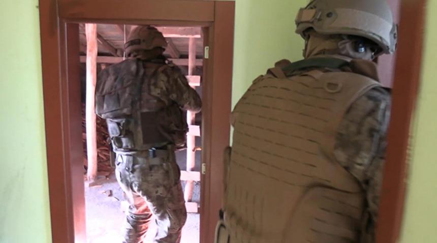 'Bu mahalleye polis dahi giremiyor' diyen şahıslara Konya Emniyeti operasyonu!