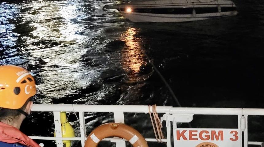 Yenikapı açıklarında arızalanan tekne kurtarıldı