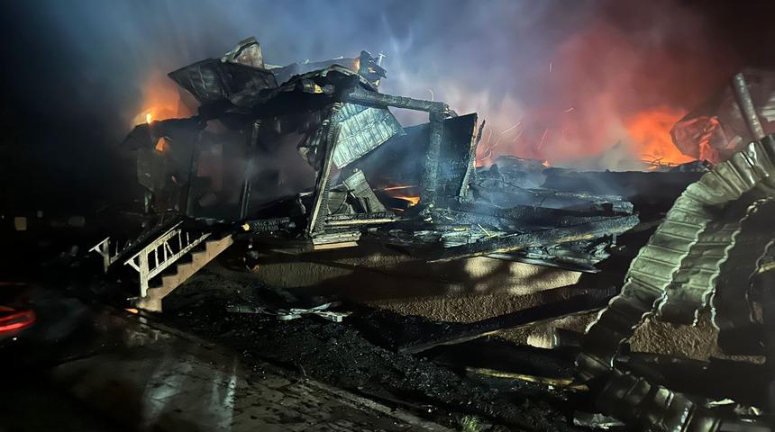 Kars'ta Kütük Ev'de tekrar başlayan yangın söndürüldü