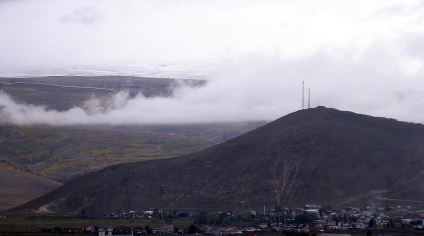 Ardahan'ın yüksek kesimlerinde kar ve sis etkili oldu