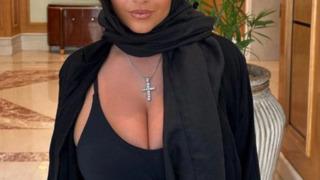 Sosyal medya fenomeni Apollonia Llewellyn yaz tatilini bir türlü bitiremedi! Neon yeşili mayosuyla Yunanistan'ı salladı