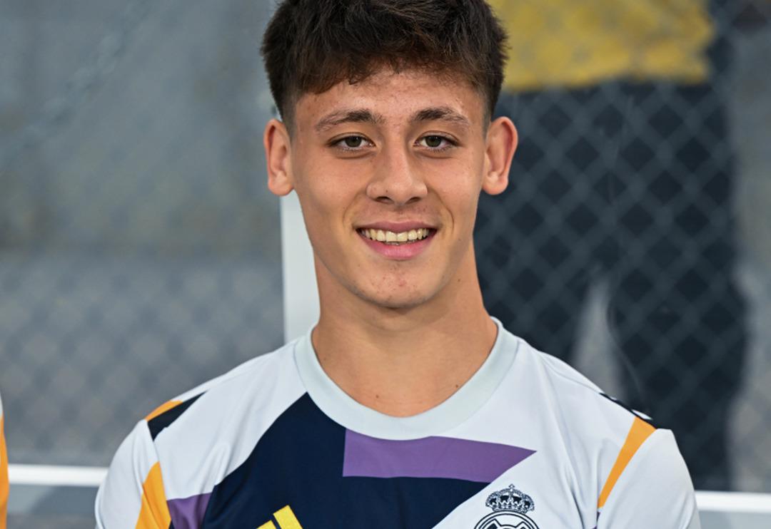 Arda G&uuml;ler'in de yer aldığı Real Madrid oyuncularına son model araba hediye edildi! Aracın T&uuml;rkiye fiyatı ise dudak u&ccedil;uklatacak cinsten...