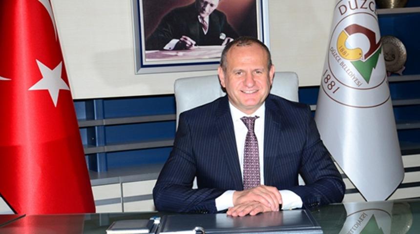 D&uuml;zce'de iki d&ouml;nem belediye başkanlığı yapan Mehmet Keleş geri d&ouml;n&uuml;yor! Yeni partisi belli oldu resmi a&ccedil;ıklama da geldi...