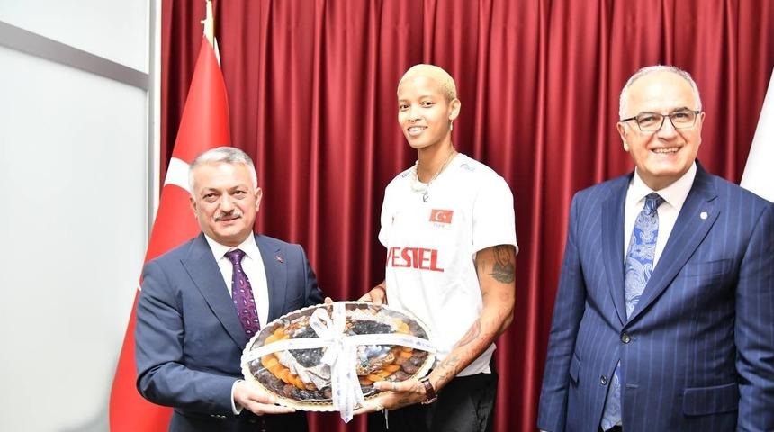 Melissa Vargas'a Malatya'da onur belgesi verildi