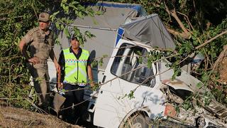 Kozan'da feci kaza! Lastiği patlayan kamyonet şarampole düştü