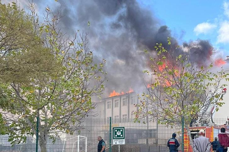 Kırklareli'nde okul çatısında yangın! Eğitim-öğretime ara verildi