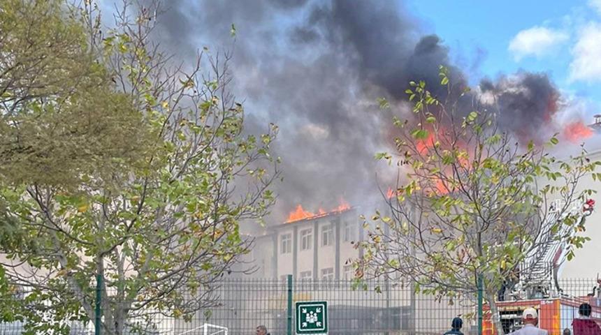 Kırklareli'nde okul çatısında yangın! Eğitim-öğretime ara verildi