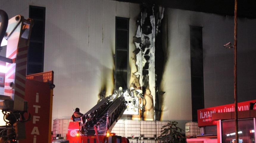 Kocaeli'de kimya fabrikasının dış cephesinde çıkan yangın söndürüldü