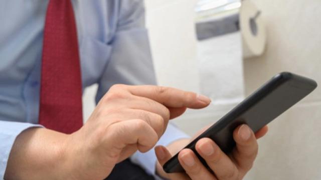 Uzmanlar uyardı: Telefonla tuvalette uzun süre vakit geçirenler bu hastalığa yakalanmış olabilir