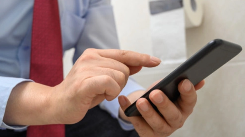 Uzmanlar uyardı: Telefonla tuvalette uzun süre vakit geçirenler bu hastalığa yakalanmış olabilir