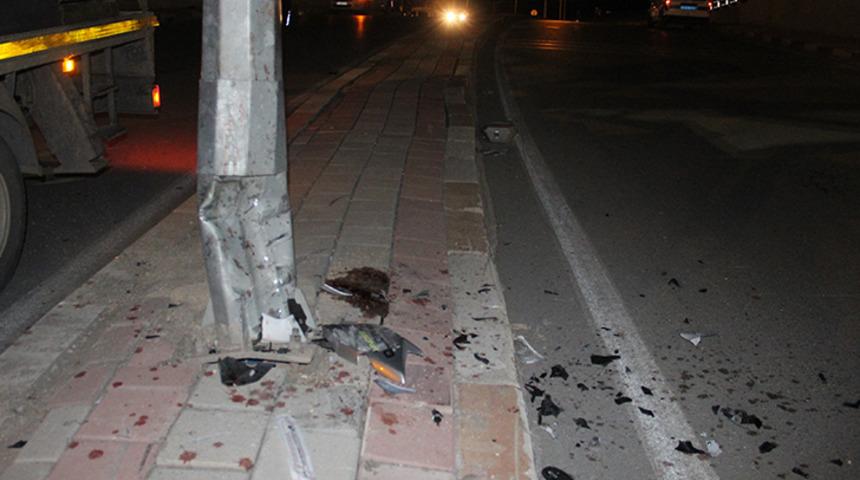 Aydınlatma direğine çarpan motosiklet sürücüsünün acı sonu!