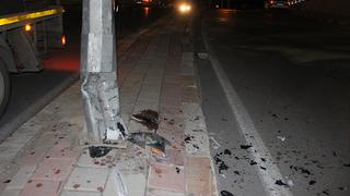 Aydınlatma direğine çarpan motosiklet sürücüsünün acı sonu!