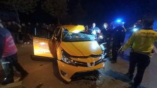 Sakarya'da ticari taksinin tıra çarpması sonucu 1 kişi yaralandı
