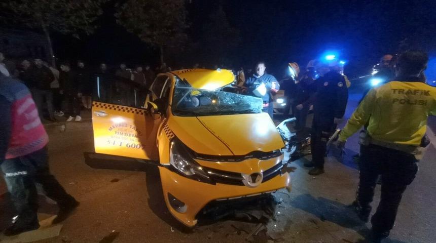 Sakarya'da ticari taksinin tıra çarpması sonucu 1 kişi yaralandı