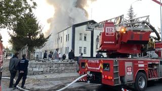 Kayseri'de mobilya fabrikasında çıkan yangına müdahale ediliyor