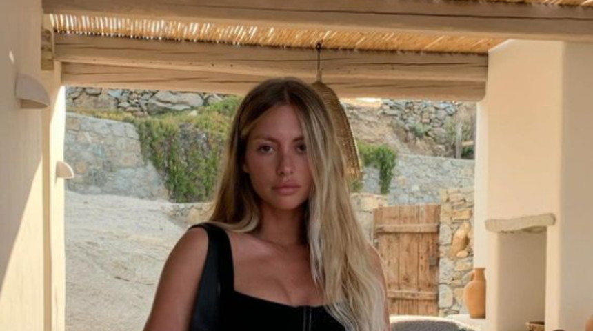 Sosyal medya fenomeni Pauline Tantot ev haliyle adeta büyüledi! Bluzunu yukarı doğru kaldırarak yeni bir tarz yarattı