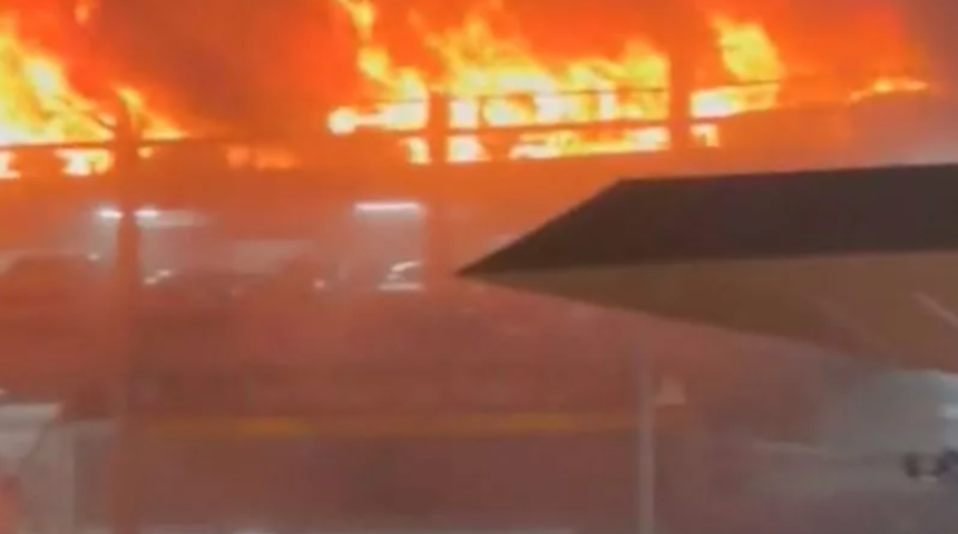 Havalimanı otoparkında yangın çıktı! Alevler bir anda her yeri kapladı... Uçuşlar ertelemek zorunda kaldı