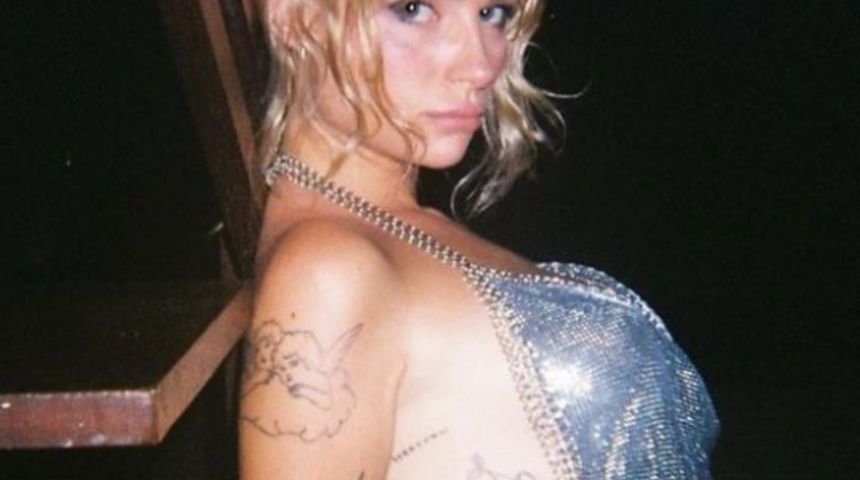 Lottie Moss yine bildiğiniz gibi! Süper minisiyle yere çöküp poz verdi... Sosyal medyada beğeni butonu adeta çöktü