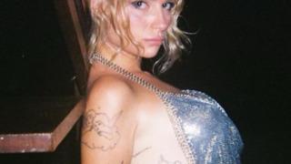 Lottie Moss yine bildiğiniz gibi! Süper minisiyle yere çöküp poz verdi... Sosyal medyada beğeni butonu adeta çöktü