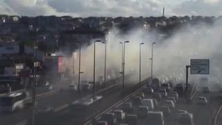 'En sonunda binayı yaktılar' Araçlar dumanların ortasında kaldı! D-100 Karayolu'nda trafik kilitlendi