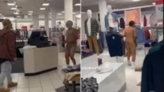 Çırılçıplak mağazanın içinde dolaştı! Görenler ne olduğunu anlayamadı... Çocuklardan da utanması yok