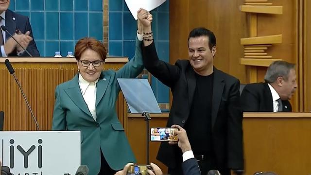 Son dakika | İYİ Parti'den 'Hakan Peker' sürprizi: Rozetini Akşener taktı! Ünlü sanatçı belediye başkanı adayı oldu