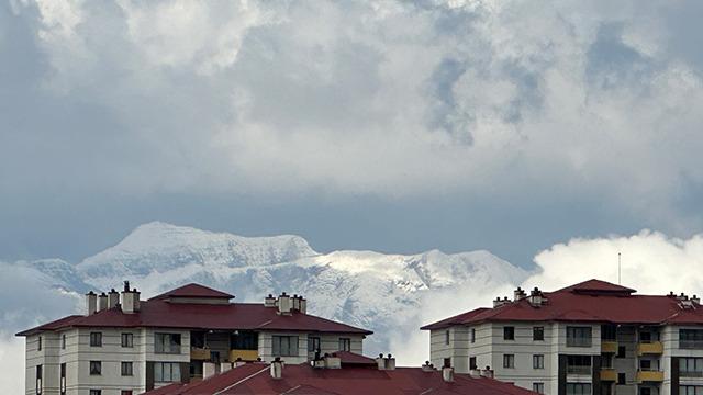 Görüntüler o ilçeden! Yağan karla beyaza büründüler