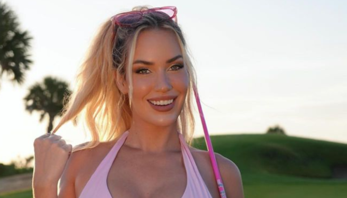 Derin g&ouml;ğ&uuml;s dekoltesiyle selfie &ccedil;ekti! Hayranlarının g&ouml;nl&uuml;n&uuml; kazandı