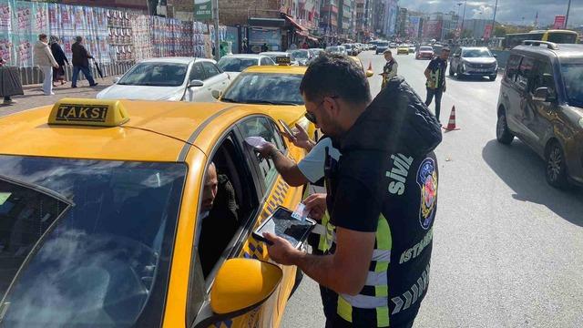 Kadıköy’de emniyet kemeri takmayan taksi şoförlerine ceza kesildi