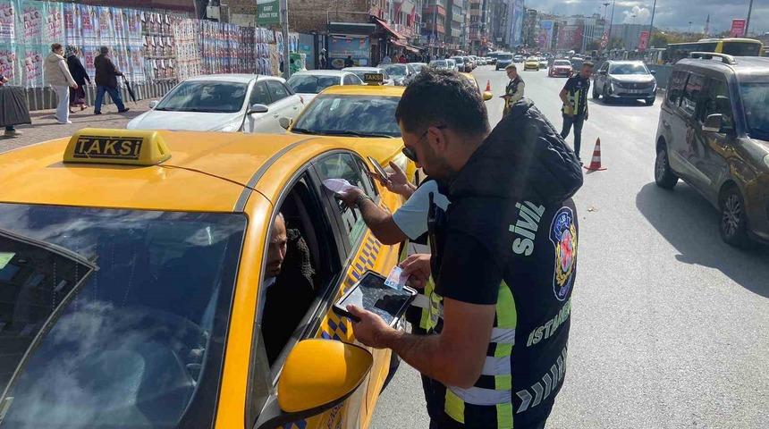 Kadıköy’de emniyet kemeri takmayan taksi şoförlerine ceza kesildi