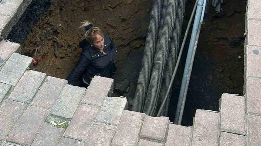 Şişli&rsquo;de kaldırımın &ccedil;&ouml;kt&uuml;ğ&uuml; anlar kameraya yansıdı