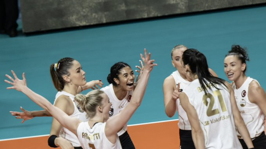 VakıfBank Şampiyonlar Kupası'nda Fenerbahçe Opet'i 3-2 mağlup etti ve kupanın sahibi oldu