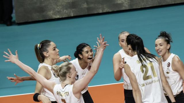 VakıfBank Şampiyonlar Kupası'nda Fenerbahçe Opet'i 3-2 mağlup etti ve kupanın sahibi oldu