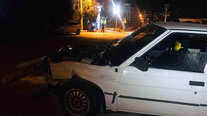 Beton bariyerlere çarptı, aracını bırakıp kaçtı